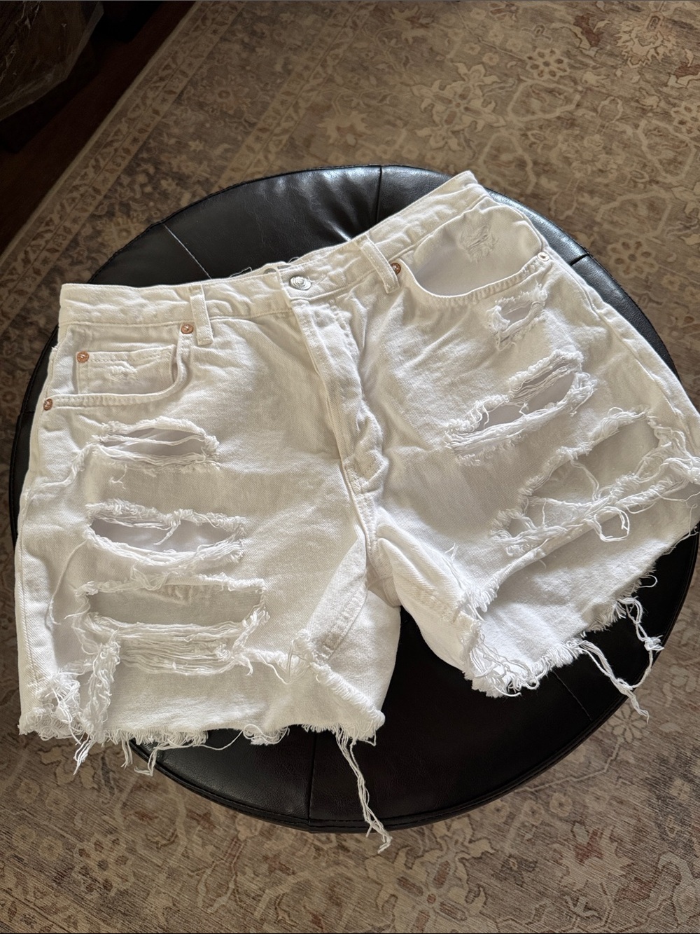 Free People “We the Free”
Maggie Distressed Shorts | Optic White |